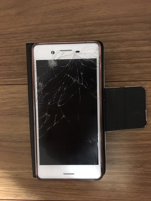 割れたスマホ(._.)のサムネイル