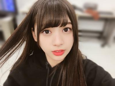 階段の手すり座って降りたの初めてです 富田鈴花のサムネイル