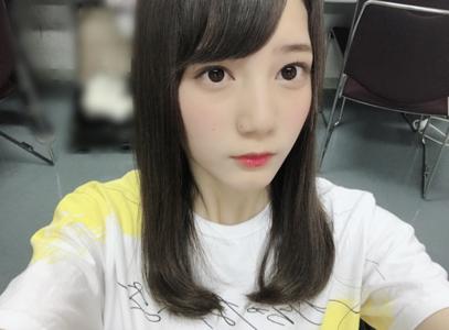 ツインテールにしようと心に決めていたのに、いざ鏡に向かうと出来なくなってしまった。じゃ、また今度で 小坂菜緒のサムネイル