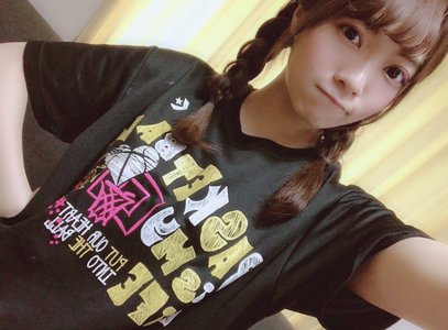 午前中のカフェで本を開く甘い罪悪感のサムネイル