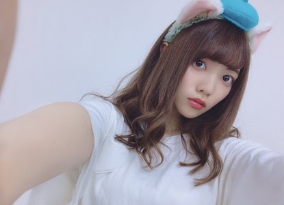 隙間からみくりん越しに覗き見る小坂菜緒(16) - 画像2