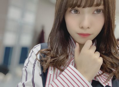 親指で咥えるハリネズミに襲う犬 - 画像2