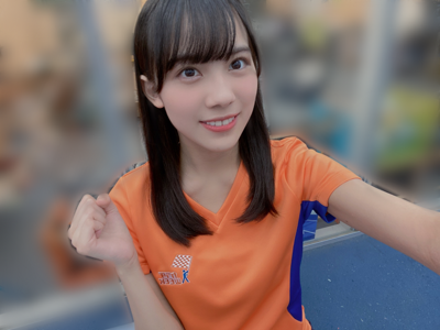 制服着てる時、膝小僧が寒がっております。のサムネイル