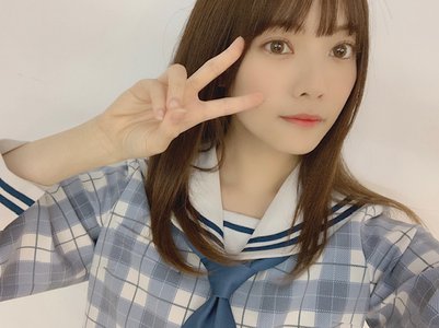 左耳だけ塞いで、右手を伸ばす - 画像2