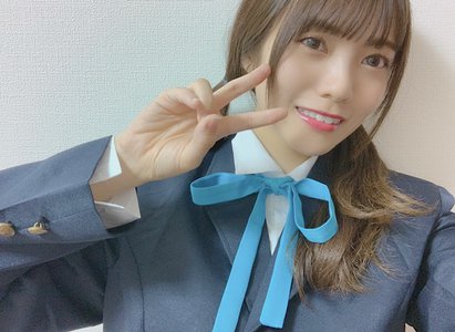 左耳だけ塞いで、右手を伸ばす - 画像3