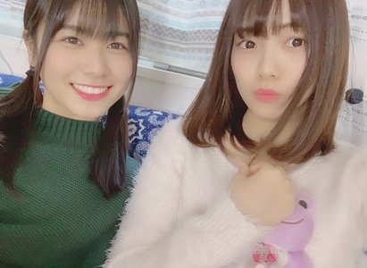 左耳だけ塞いで、右手を伸ばす - 画像4