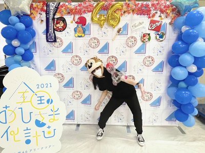 スーツケースに乗って坂を下ったら危ないよ - 画像2