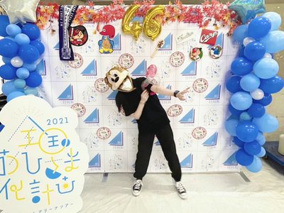 スーツケースに乗って坂を下ったら危ないよ - 画像3