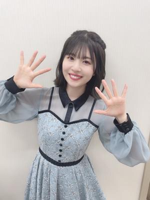 ここからも皆既月食見えるかな〜ってベランダに出たら、そこに見えたのは空を見上げる微笑ましい親子でした🌒のサムネイル