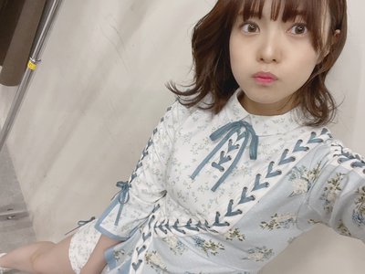 亀を抱きしめ布団を纏いし成人女性のサムネイル