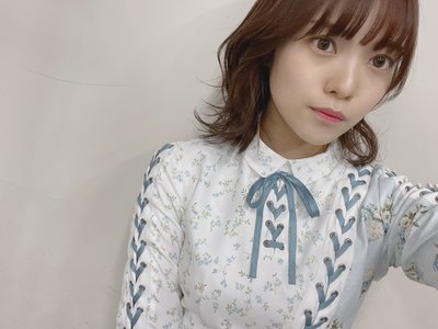 亀を抱きしめ布団を纏いし成人女性 - 画像2