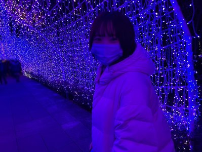 亀を抱きしめ布団を纏いし成人女性 - 画像5