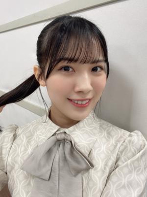 右手にお弁当。左手もまたお弁当のサムネイル