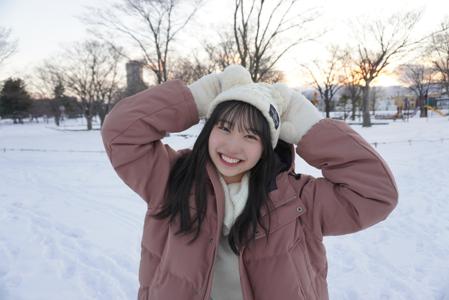 新年の雪遊び 藤嶌果歩のサムネイル