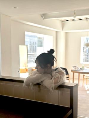 笑顔の先に映るピンクで溢れる花畑 - 画像3