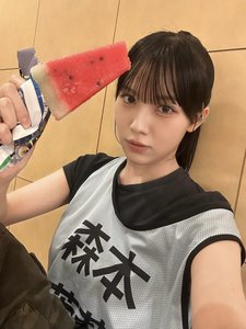 アイスを袋から出し切らずに、持ち手を袋で覆いながら食べ進める人。皆友達。 - 画像10