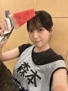 アイスを袋から出し切らずに、持ち手を袋で覆いながら食べ進める人。皆友達。 - 画像11