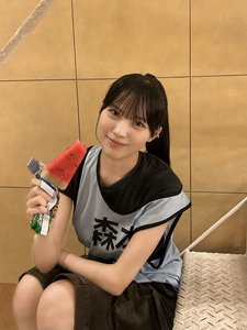 アイスを袋から出し切らずに、持ち手を袋で覆いながら食べ進める人。皆友達。のサムネイル