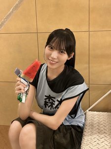 アイスを袋から出し切らずに、持ち手を袋で覆いながら食べ進める人。皆友達。 - 画像2