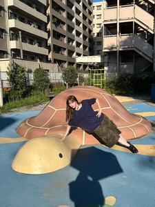 アイスを袋から出し切らずに、持ち手を袋で覆いながら食べ進める人。皆友達。 - 画像3