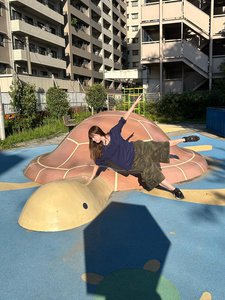 アイスを袋から出し切らずに、持ち手を袋で覆いながら食べ進める人。皆友達。 - 画像4