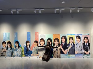 アイスを袋から出し切らずに、持ち手を袋で覆いながら食べ進める人。皆友達。 - 画像5