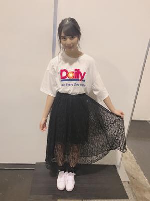 ツインテールにしようと心に決めていたのに、いざ鏡に向かうと出来なくなってしまった。じゃ、また今度で 小坂菜緒 - 画像2