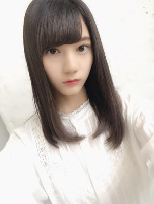 ツインテールにしようと心に決めていたのに、いざ鏡に向かうと出来なくなってしまった。じゃ、また今度で 小坂菜緒 - 画像4
