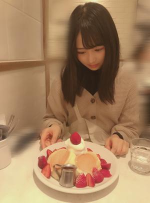 映画にハマり出すと、ほんとに抜けられないんですよね。今、すごく大好きな映画があって1人で見て盛り上がってます。気になる方は握手会とかで是非聞いて頂いても◎結構喋れる自信ありますよ。あ、実を言うと、私は話し出すと止まらないタイプの人です。 - 画像7