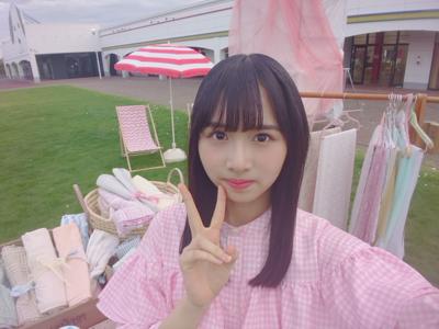 さりげなく近寄ってみるとベージュな壁紙でした。 - 画像2