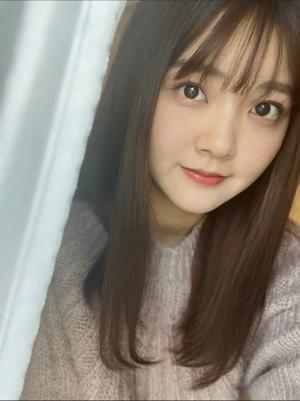 たくさんのお花に囲まれて。山下葉留花 - 画像2