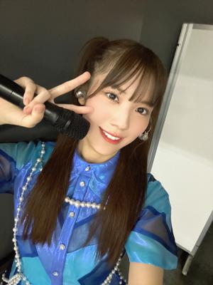 こんなにキメているけど実は照れている。腰に手まで置いちゃっているけど、これでも実は照れている。 - 画像2