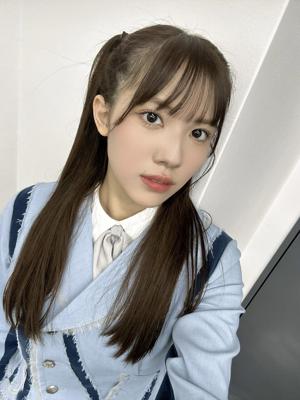 こんなにキメているけど実は照れている。腰に手まで置いちゃっているけど、これでも実は照れている。 - 画像3