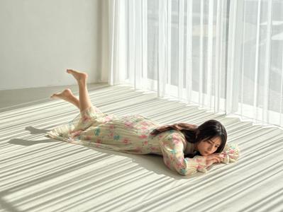 窓を開けて過ごせる気候、春を堪能し夏が近づいてる雰囲気を感じる、この時期だから香る匂いにも浸りつつ、またすぐエアコンをつけなくてはならない日がくるんだろうなって気持ちに追いつく気がしなくて、ため息が溢れそう。そんなことを書きながら、なんでこんなこと言ってんだろうって思ってます。何年生きてんだって話、慣れなさい、自分。 - 画像2
