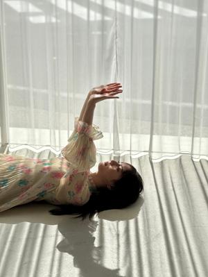 窓を開けて過ごせる気候、春を堪能し夏が近づいてる雰囲気を感じる、この時期だから香る匂いにも浸りつつ、またすぐエアコンをつけなくてはならない日がくるんだろうなって気持ちに追いつく気がしなくて、ため息が溢れそう。そんなことを書きながら、なんでこんなこと言ってんだろうって思ってます。何年生きてんだって話、慣れなさい、自分。 - 画像3