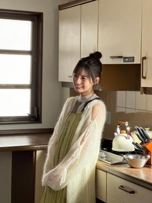 笑顔の先に映るピンクで溢れる花畑 - 画像2