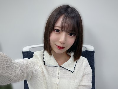 カフェラテ片手にラムネ食べたあとに焼き鮭おにぎりを食べているけど、あまりにも組み合わせ悪すぎないか？これは私が食に対して興味がないからなんだろうけど、味覚音痴でもあるような気がしてきた。いつかマヨメロンでも食べてみようかな、バカうまーマヨメローメロメロー - 画像2