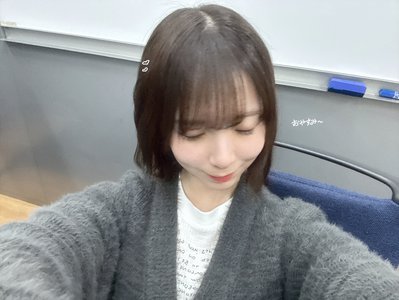 カフェラテ片手にラムネ食べたあとに焼き鮭おにぎりを食べているけど、あまりにも組み合わせ悪すぎないか？これは私が食に対して興味がないからなんだろうけど、味覚音痴でもあるような気がしてきた。いつかマヨメロンでも食べてみようかな、バカうまーマヨメローメロメロー - 画像4