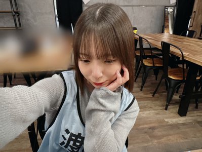 近くで