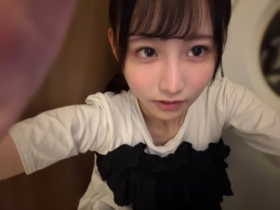 存在さえ薄れていた夜、星がかすかに見える夜空を見上げていた。小さな願いが空に溶けて、光の粒になって降ってくる。気づけば足元が瞬く間にきらきらぱちぱちと輝きだし、夢へと続く道になっていた。　高井俐香🎆 - 画像3