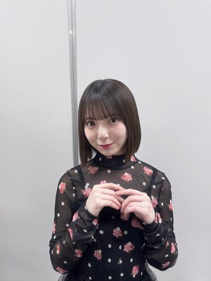 騒がしい街から離れた静かな場所で、一輪の花が咲いていた