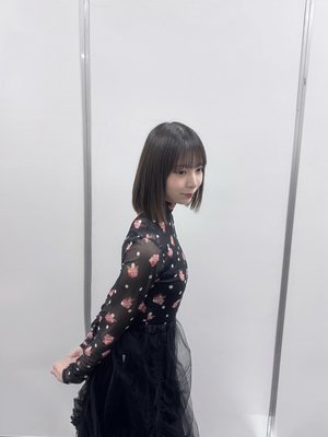 騒がしい街から離れた静かな場所で、一輪の花が咲いていた - 画像2