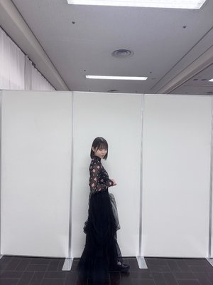 騒がしい街から離れた静かな場所で、一輪の花が咲いていた - 画像3