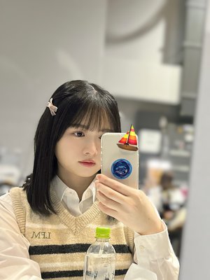 うつむいてる