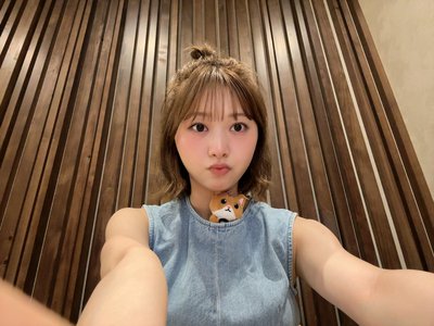 どんなに強風で自転車を漕いでも、帽子を飛ばさない方法。知ってます。