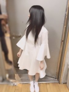真っ白なワンピースのサムネイル