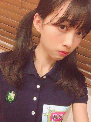 玉子焼き、唐揚げ、梅鮭おにぎり、たくあん、きんぴら。のサムネイル