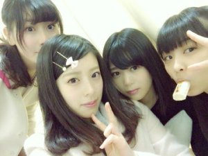 ＼服のタグを歯で切るのが得意な志田さんが尾関の服のタグを歯で切る︎︎❤︎︎71／ - 画像2