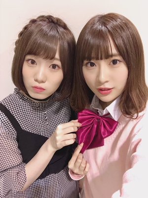 微笑みながら、ワゴン車へ - 画像1