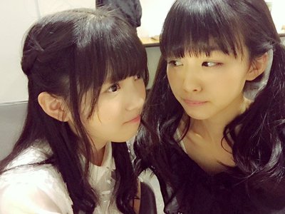 隣で織田奈々がサラダを食べています。生ハムとモッツァレラチーズは残しています。美味しいものは最後に食べる派みたいです^^*のサムネイル
